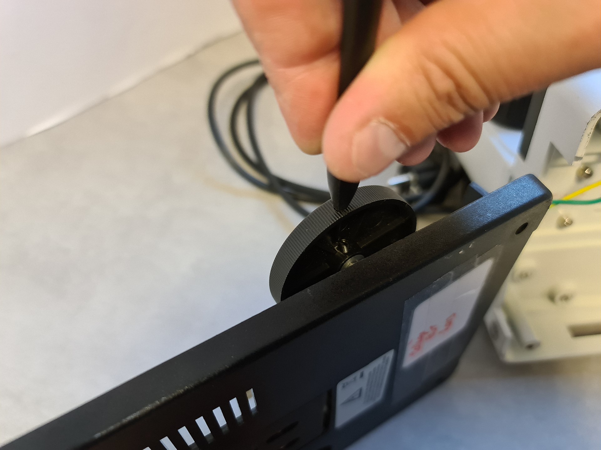 Nettoyage de la molette de luminosité du microscope – SVT Labs